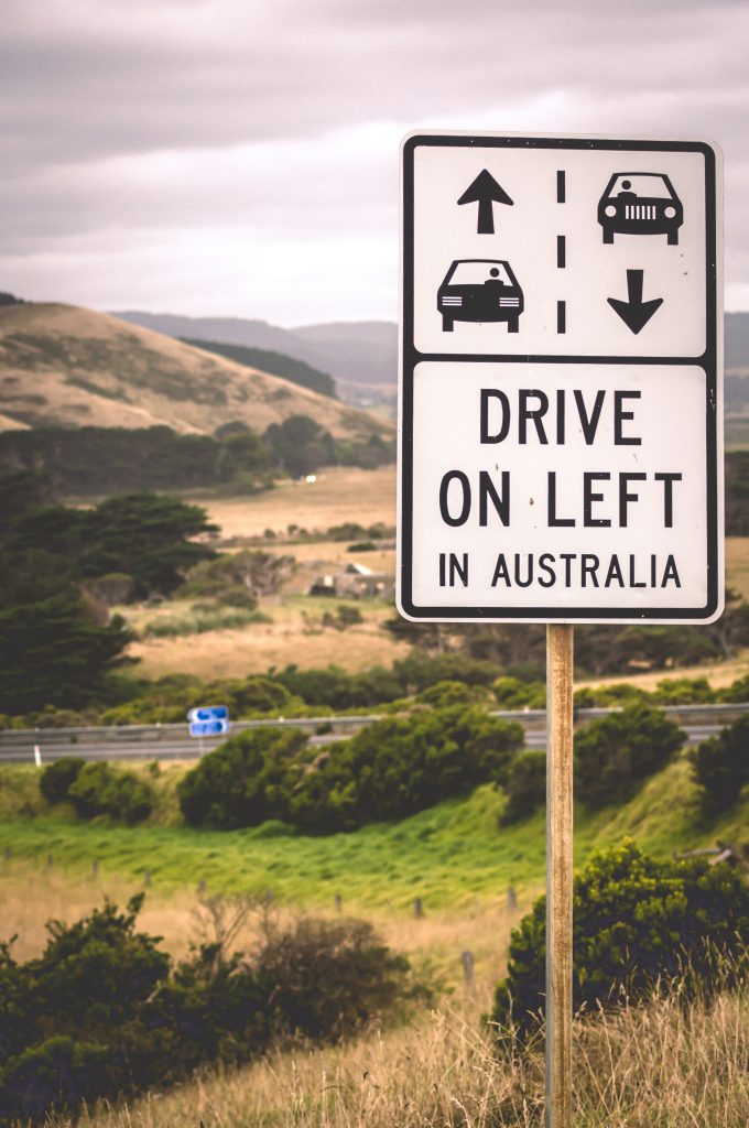 Routes australiennes avec panneau de signalisation "rouler à gauche"