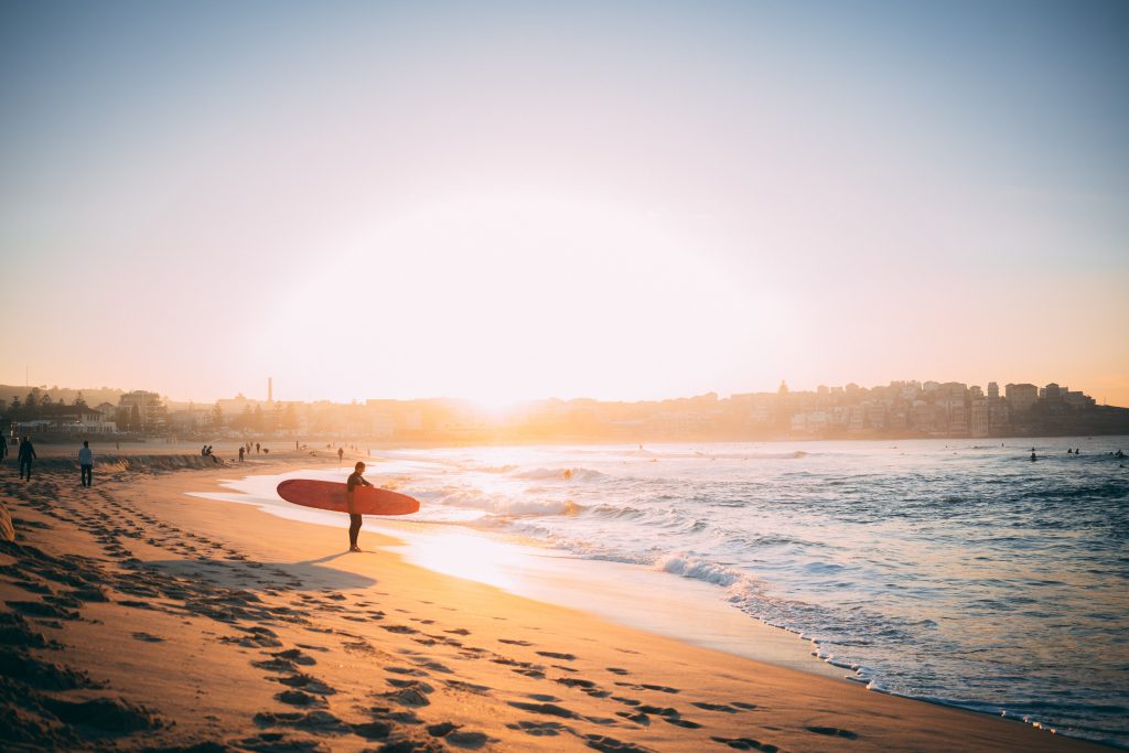 Plage australienne avec un surfeur